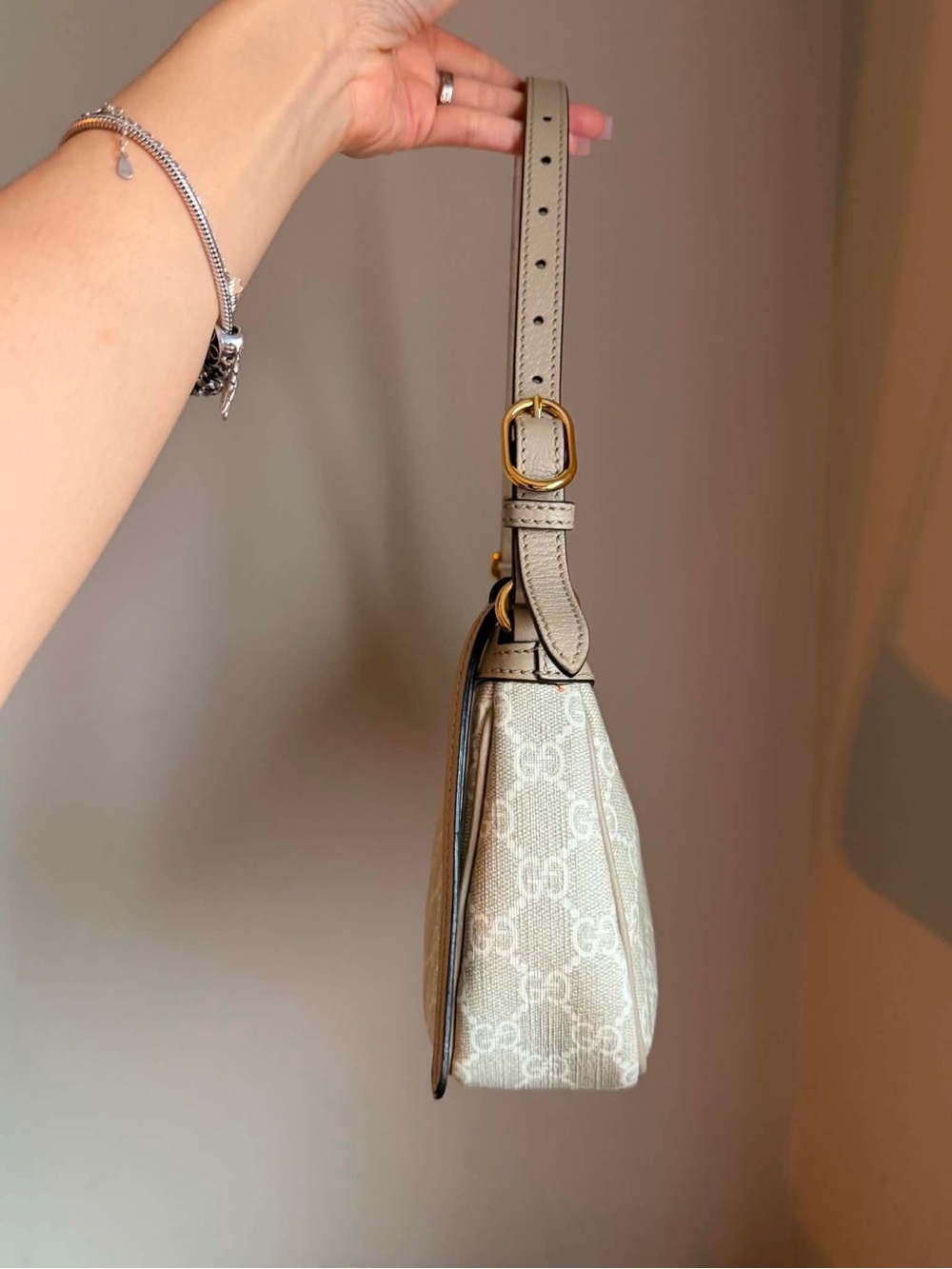 Gucci Beige GG Supreme Shoulder Bag with Gold Hardware - Picture 7 of 16